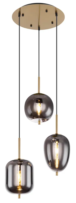 Blacky Ø46 Messing Taklampe Fra Globo Lighting - Den best&aring;r av en rund m&auml;ssingsf&auml;rgad metallplatta, fr&aring;n vilken tre svarta kablar med r&ouml;kf&auml;rgade glasglober i olika former h&auml;nger.