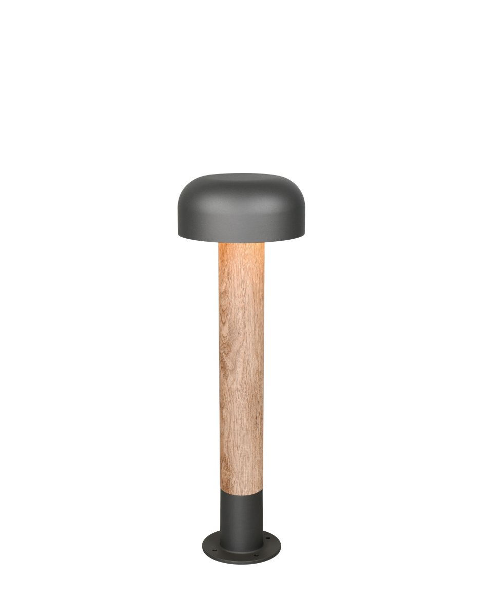Fraser 54cm Imitert tre pullerter Fra Trio Lighting - Fraser er laget av st&oslash;pt aluminium og kombinerer moderne minimalisme med naturlige detaljer.