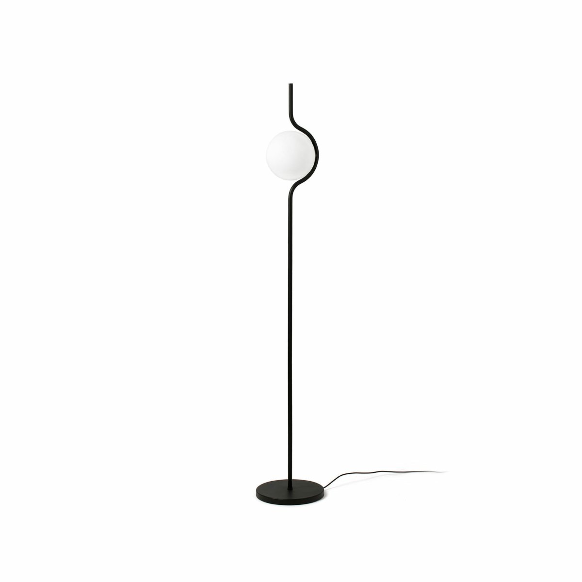 Le Vita Svart gulvlampe Fra Faro Barcelona - Le Vita er en designserie fra Nahtrang som kjennetegnes av sin elegante enkelhet.