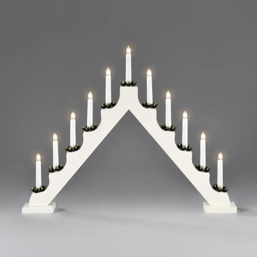 Candelabra 11 Lights Hvit Fra Konstsmide - Med sine 11 lys i klassisk trapesform og dekorative mansjetter skaper den en varm og festlig atmosf&aelig;re i hjemmet.
