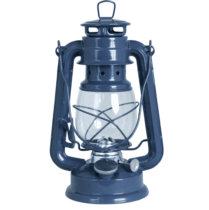 Storm Lantern small Blå Fra Strömshaga - En lykt i klassisk design som passer perfekt i b&aring;thuset, p&aring; torpet eller til strandhanget for maksimal koselig atmosf&aelig;re.