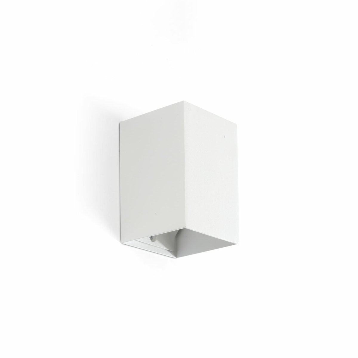 Lune 10cm Hvit vegglampe Fra Faro Barcelona - Lune er en firkantet vegglampe med en matt hvit overflate som passer perfekt i ganger, korridorer og andre passasjer.
