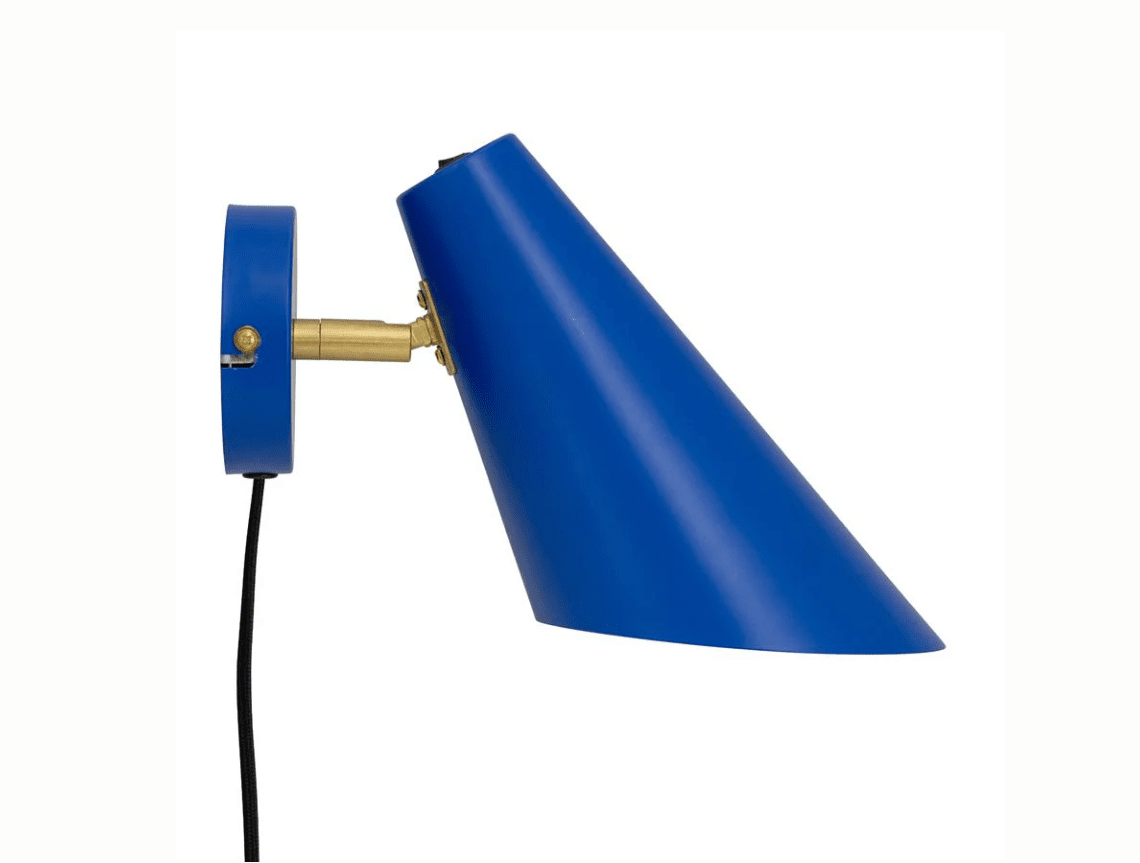 Cale 25cm Blå leselampe Fra Dyberg Larsen - Cale er en stilig vegglampe i klar bl&aring; med messingdetaljer.
