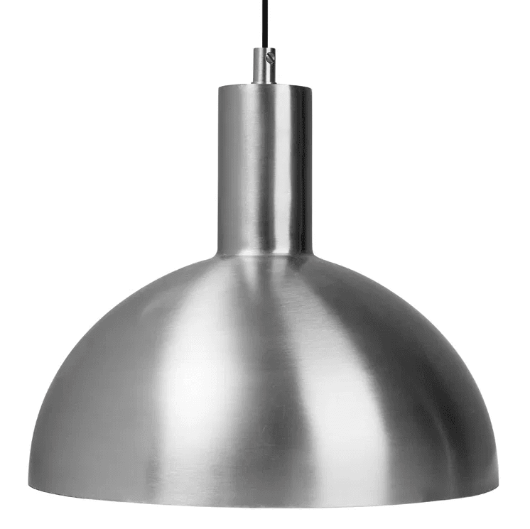 Mid Ø25 Rustfritt stål Taklampe Fra H. Skjalm P - Denne større versjonen av den klassiske pendellampen passer perfekt i åpne kjøkken og spiserom, hvor den gir generøst lys og en innbydende atmosfære.