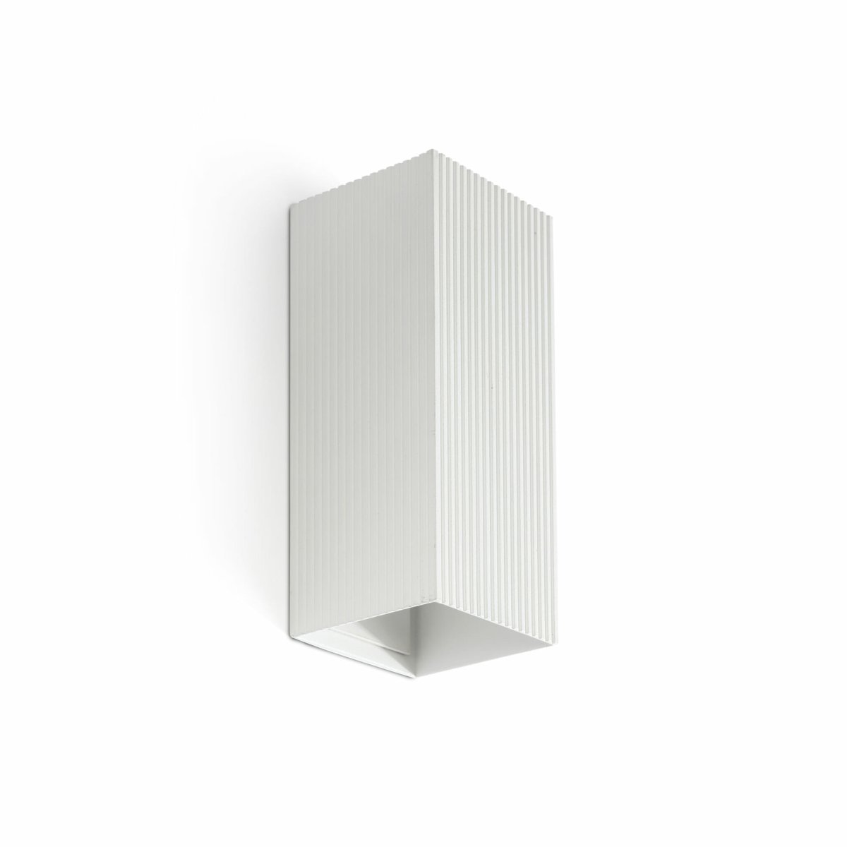 Lune 15cm Hvit vegglampe Fra Faro Barcelona - Lune er en vegglampe med firkantet form og hvit ribbet overflate, perfekt for ganger og passasjer.