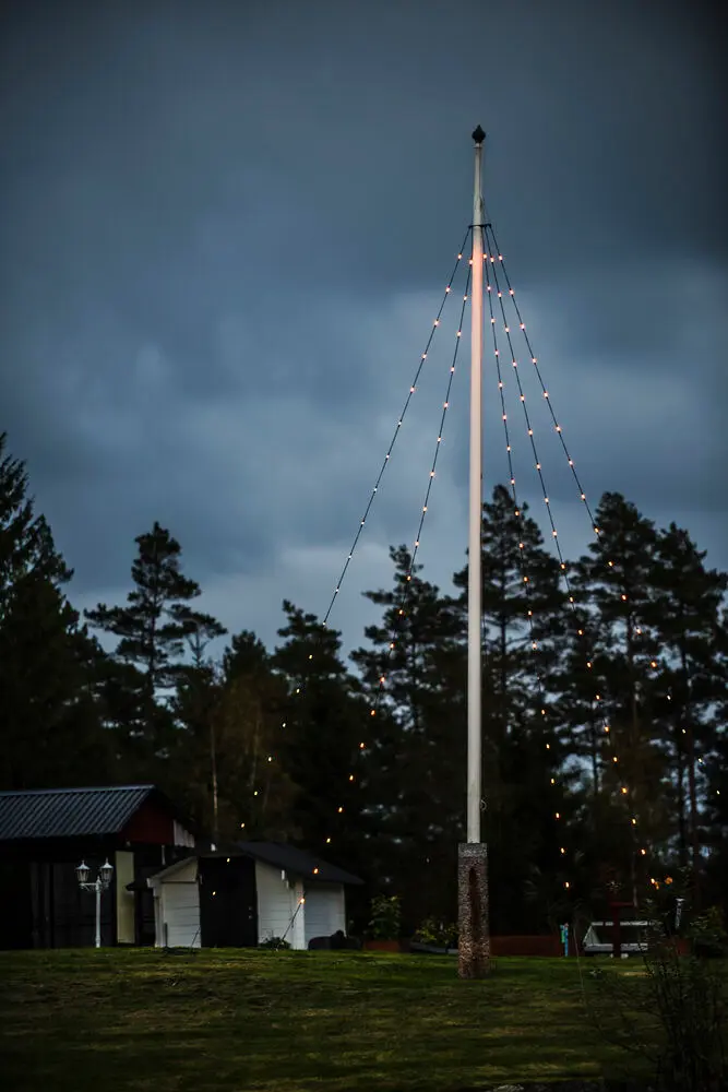 Flaggstangsbelysning amber 6m Svart Fra Konstsmide - Flaggstangløkke med 5 løkker og 20 lange ravfargede LED-lys som gir en varm, behagelig glød.