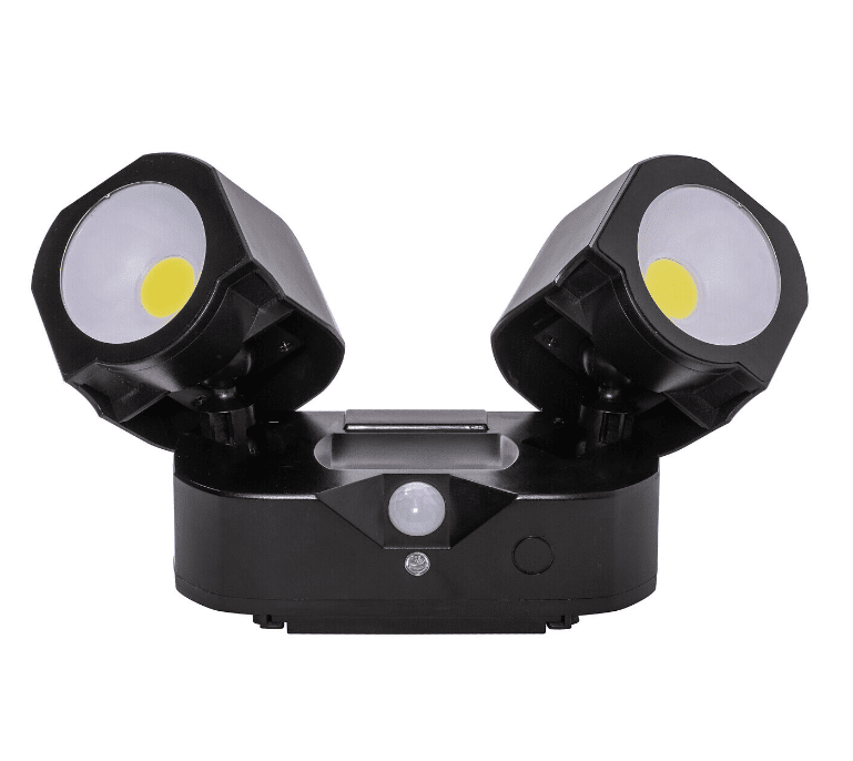 Batterilampe Med Sensor Svart utendørslampe Fra Airam - N&aring;r bryteren er i P&aring;-posisjon, lyser lampen i 30 sekunder n&aring;r den registrerer bevegelse og sl&aring;r seg av hvis ingen bevegelse oppdages i fem sekunder etterp&aring;.