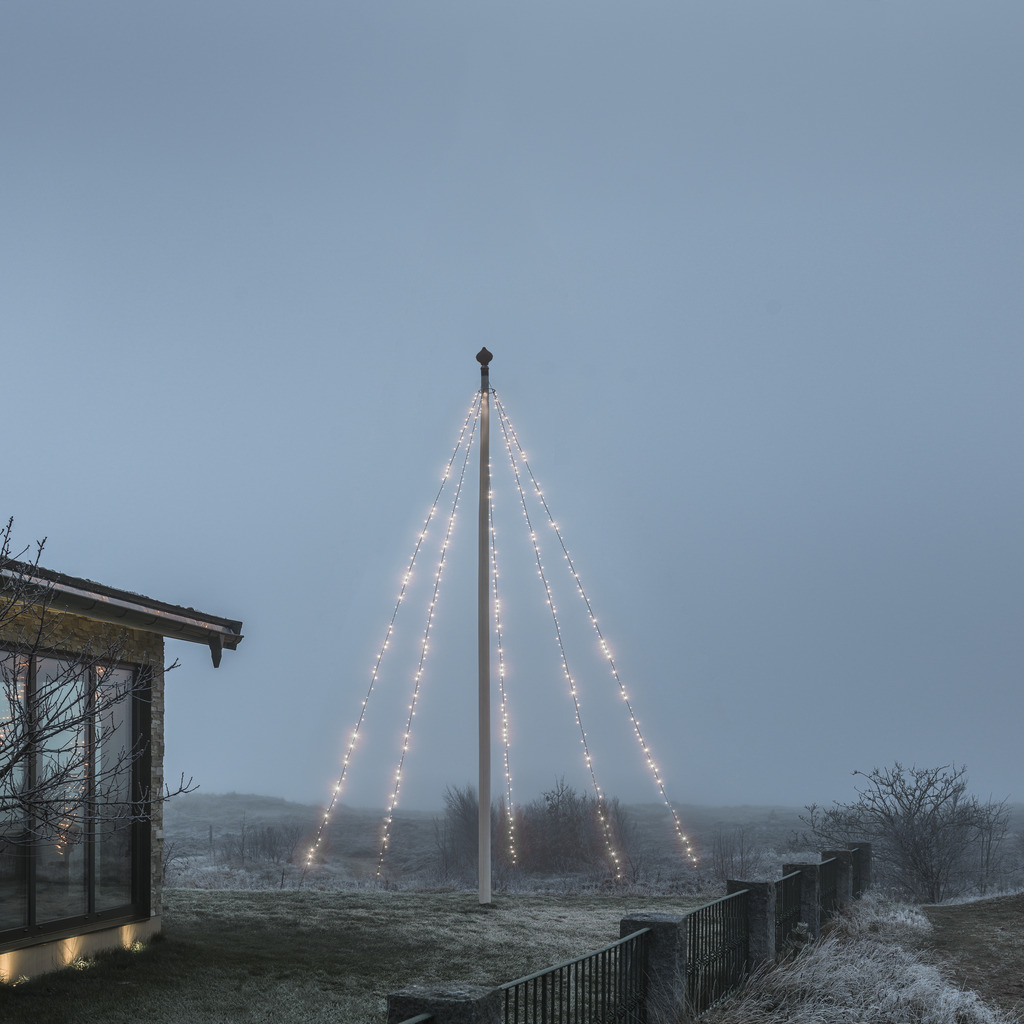 Flaggstangsbelysning Warm White 5m Svart Fra Konstsmide - Flaggstangsnor med 5 løkker og 100 frostede varmhvite LED-lys som skaper en elegant, vinterlig glød.