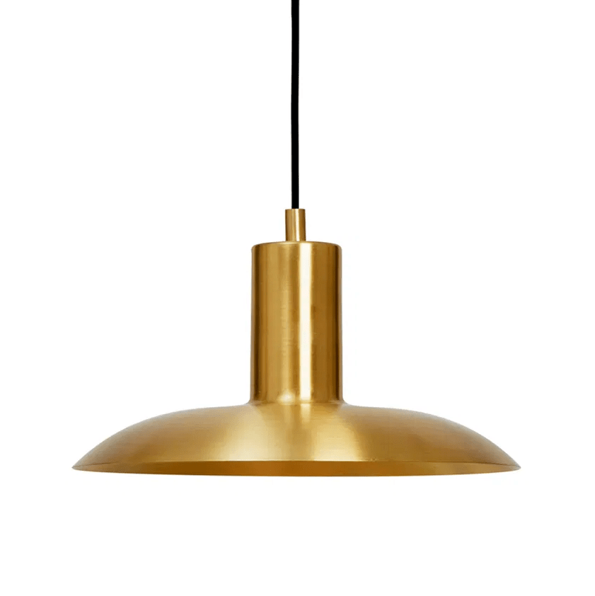 Vega Ø25 Matt messing Taklampe Fra H. Skjalm P - Vega pendel er en elegant lampe i matt messing som gir et bredt og mykt lys, som skaper en varm og innbydende atmosf&aelig;re.