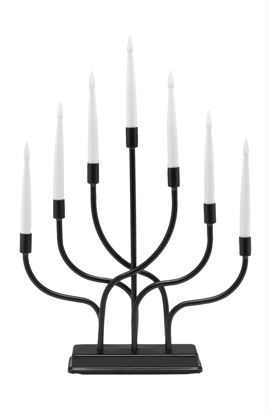 Stina Svart Fra Pixie Design - Den har en innebygd timer som automatisk sl&aring;r lysene p&aring; i 6 timer og sl&aring;r dem av i 18 timer.