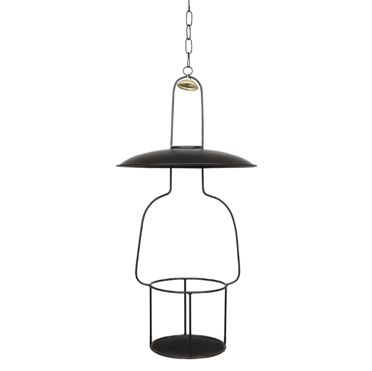 Hanging lantern stand for kerosenelamp 'Straight Big' Svart Fra Strömshaga - Stativ for parafinlampe i sortlakkert metall med liten skjerm og detaljer i messing.
