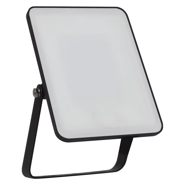 Floodlight Essential 20W Svart utendørslampe Fra Ledvance - Ideell for innkj&oslash;rsler, fasader, garasjer og andre overflater hvor sikker og p&aring;litelig belysning er n&oslash;dvendig.