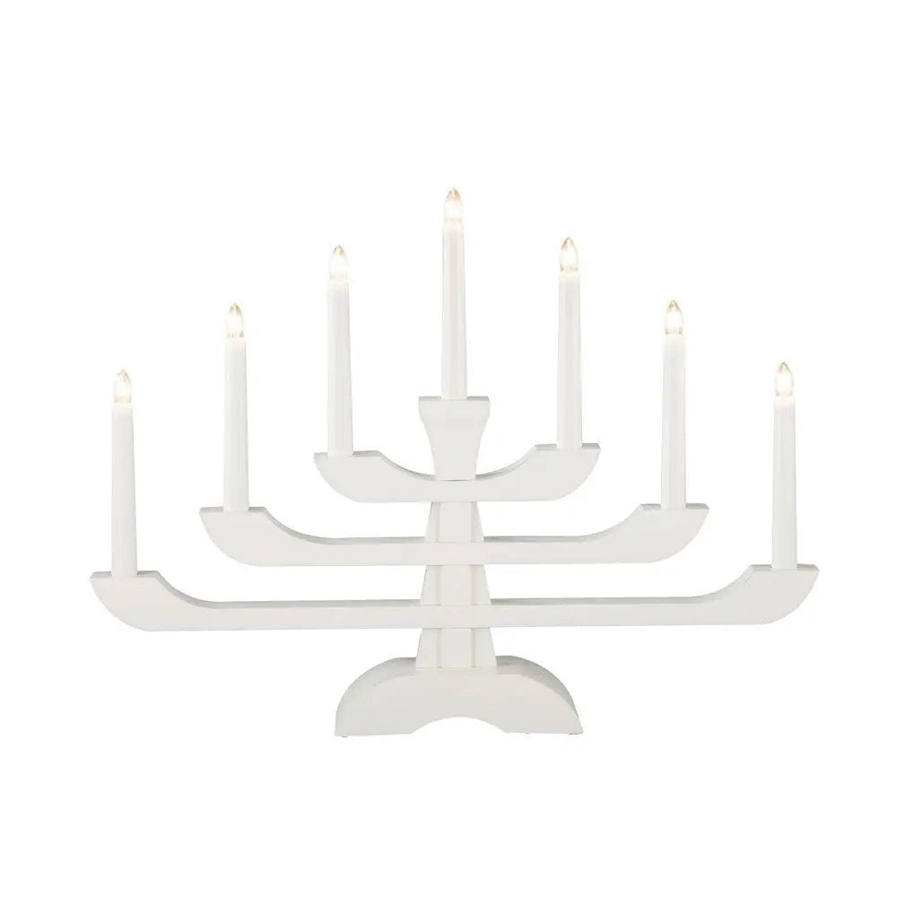 Candelabra 7 Lights Hvit Fra Konstsmide - Med sine tre stilige niv&aring;er og syv varmhvite lys, kombinerer den klassisk sjarm med moderne design.