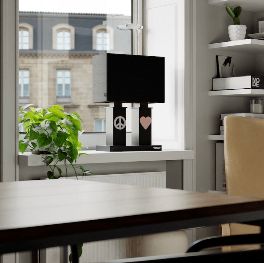 Stand By Me 50cm Svart bordlampe Fra By Rydéns - Den brede, sorte stofflampeskjermen harmonerer i kontrast med de smalere s&oslash;ylene p&aring; lampefoten, som begge er dekorert med et symbol i metall, fredsskiltet p&aring;; ett og ett hjerte p&aring; den andre.