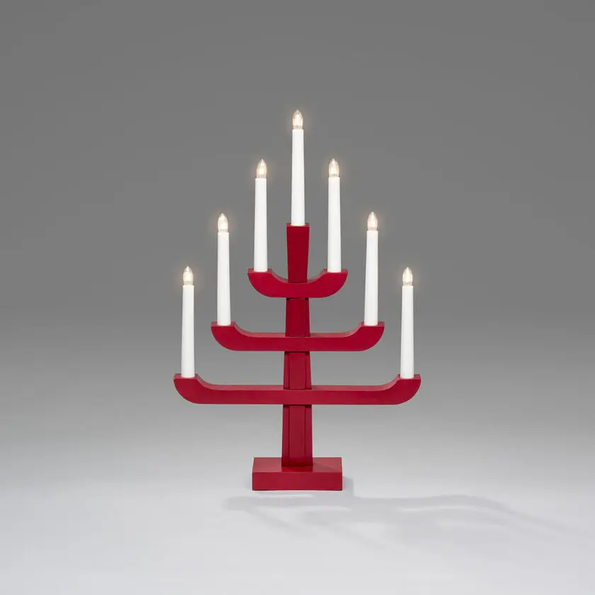 Candelabra 7 Lights RØD Fra Konstsmide - Med sine tre stilige nivåer og syv varmhvite lys, kombinerer den klassisk sjarm med moderne design.