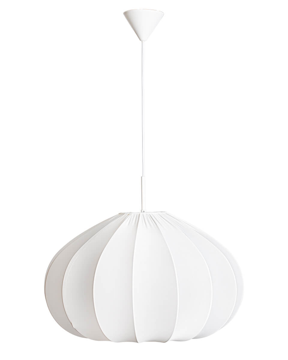 Ebba Ø60 Hvit Taklampe Fra By Rydéns - Opphenget er laget av matt hvitt metall og kompletteres av en hvit tekstilkabel, som bidrar til lampens elegante utseende.