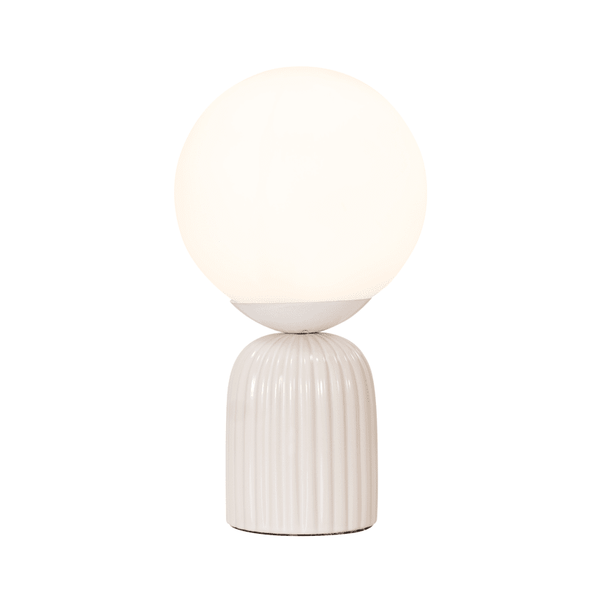 Globe 28cm Off-white bordlampe Fra Pixie Design - Globe bordlampe i keramikk og glass er en stilig og moderne interiørdetalj som passer perfekt i alle typer miljøer.
