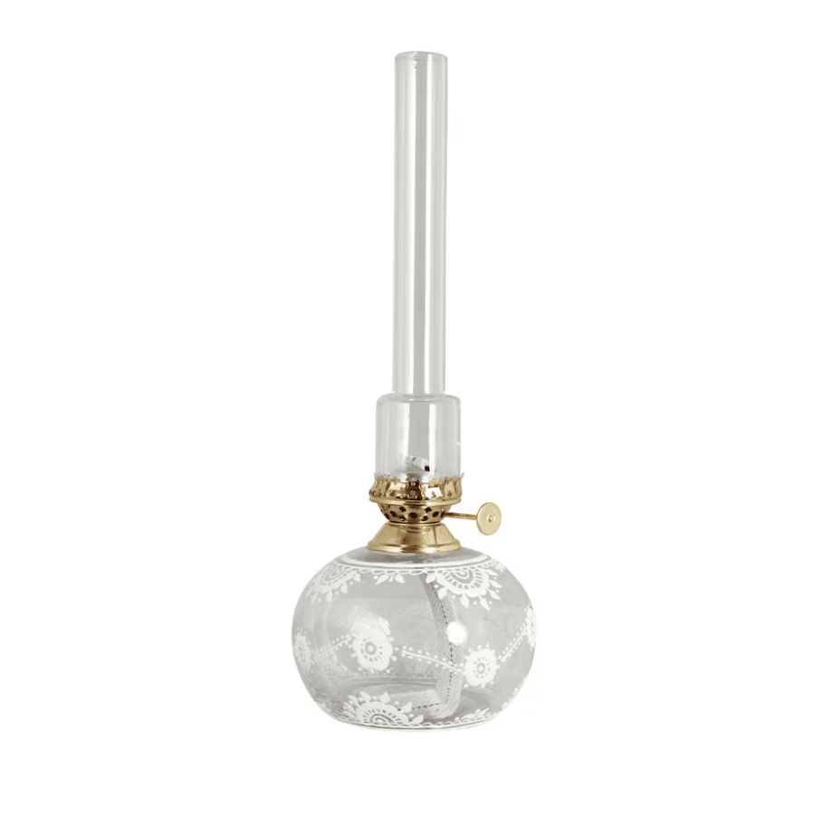 Kerosene lamp Oval Marja Gjennomsiktig Fra Strömshaga - En vakker rund parafinlampe i klart glass med vakre hvite h&aring;ndlagde blomster, messingbrenner og brennerr&oslash;r i klart glass.