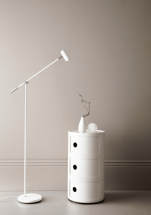 Cato dimbar Matt hvit gulvlampe Fra Belid - Med en h&oslash;ydejustering mellom 100-134 cm, en lampeskjerm p&aring; 4 cm i diameter og en stabil lampefot p&aring; 20 cm, kombinerer Cato form og funksjon p&aring; beste m&aring;te.