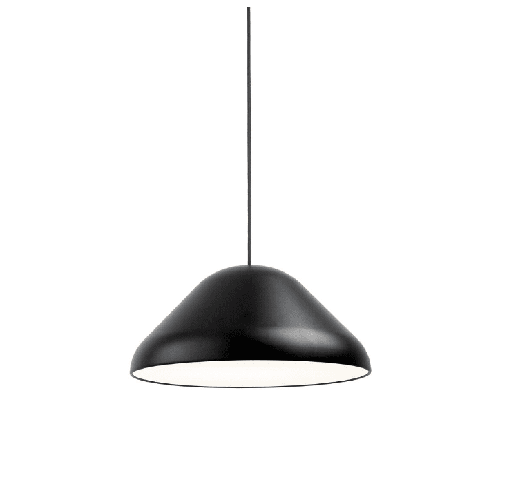 Enna Ø43 Svart Taklampe Fra Airam - Den store og avrundede pendelarmaturen Enna passer til mange typer interiør og som spisebordarmatur.