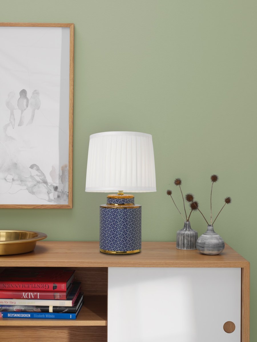 Maze 40cm Blå bordlampe Fra Cottex - Maze keramisk bordlampe har et elegant bl&aring;tt og hvitt m&oslash;nster med eksklusive gulldetaljer som gir den et sofistikert preg.