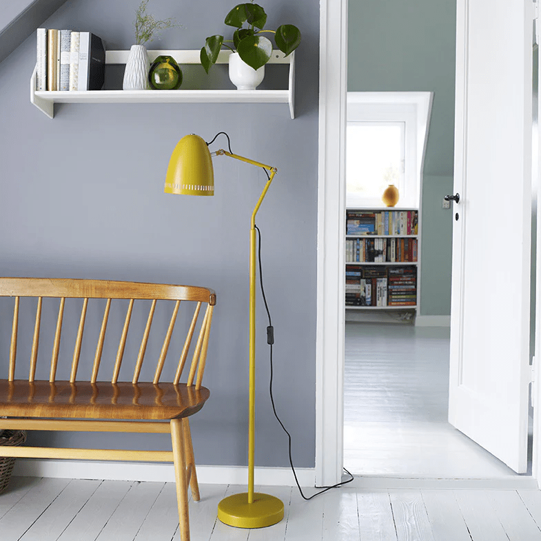 Dynamo 1 Gul gulvlampe Fra Superliving - Dynamo gulvlampe laget av matt metall i en gul, sennepsfarget farge er en stilig og praktisk belysningsl&oslash;sning.