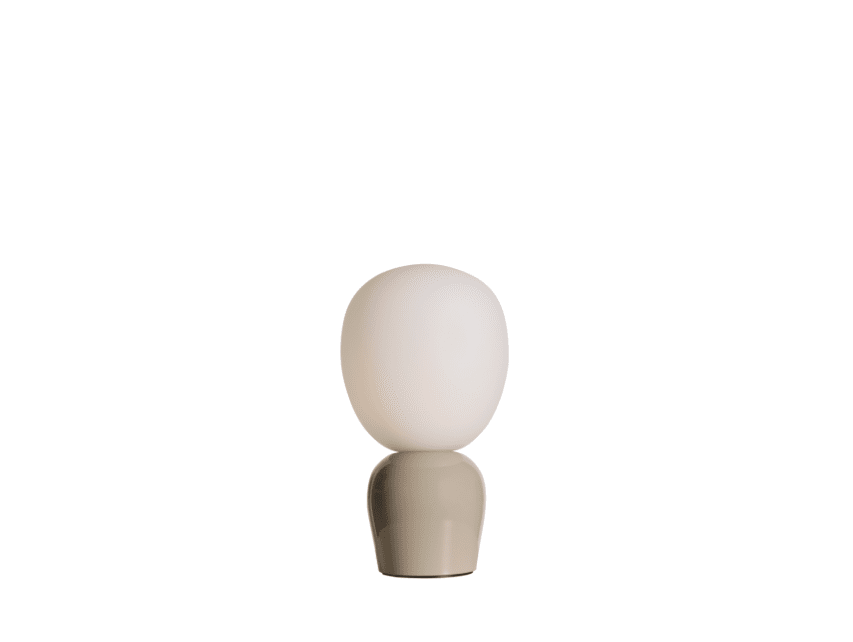 Buddy 34cm Greige bordlampe Fra Belid - Med sin jevne gl&oslash;d og sofistikerte design blir Buddy en naturlig del av hjemmet, en f&oslash;lgesvenn som sprer lys og karakter i generasjoner fremover.