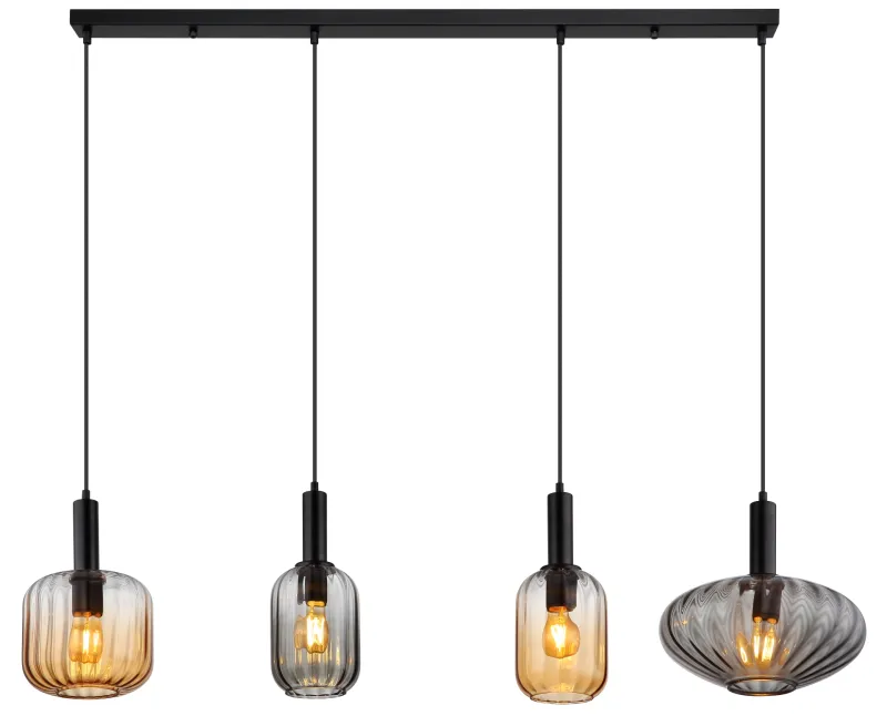Valletta 127cm Svart Taklampe Fra Globo Lighting - &nbsp;Den mattsvarta metallstommen ger lampan en elegant och sofistikerad karakt&auml;r, medan de fyra h&auml;ngande glaskuporna i olika former och f&auml;rger &ndash; tv&aring; i varm b&auml;rnsten och tv&aring; i r&ouml;kf&auml;rgat glas &ndash; skapar en unik och levande ljusbild.