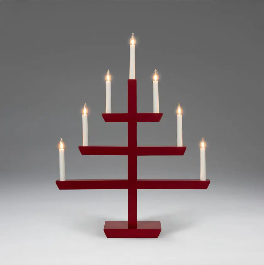 Wooden Candelabra 7 Lights RØD Fra Konstsmide - En tidl&oslash;s interi&oslash;rdetalj som sprer en varm gl&oslash;d og passer perfekt i vinduet i adventstiden, eller som stemningsbelysning &aring;ret rundt.