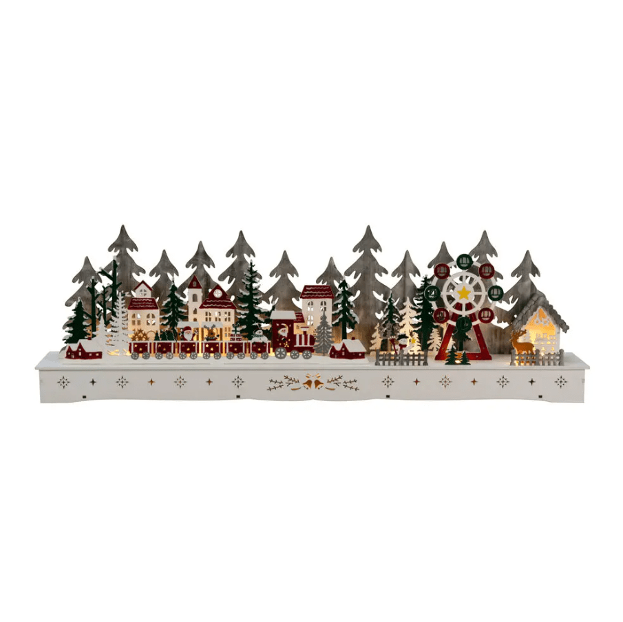 Nisseby LED 25cm Flerfarget Fra Konstsmide - Santa Village er utstyrt med en timer for 6 timer drevet av 2 AA-batterier (ikke inkludert).