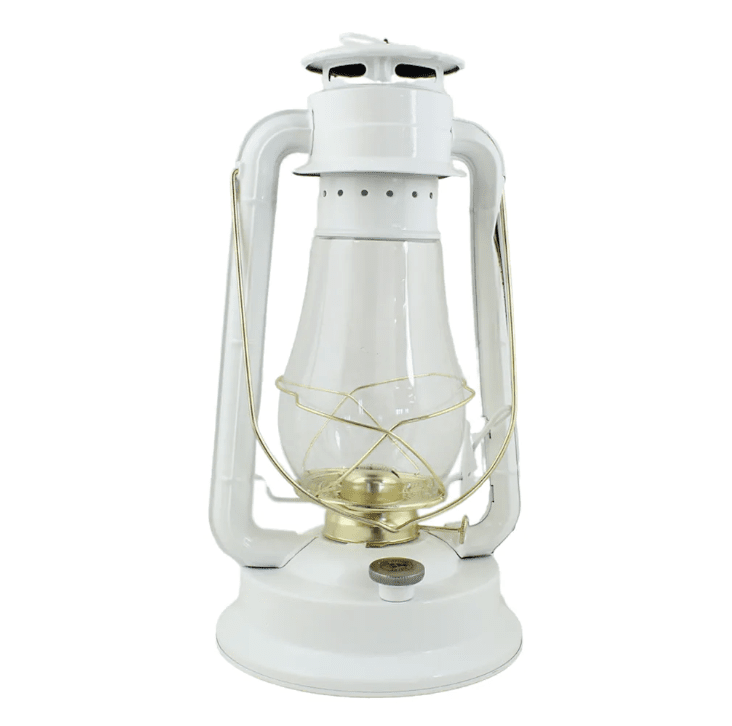 Storm Lantern big Hvit Fra Strömshaga - En parafinlampe i klassisk design som blir en fin interi&oslash;rdetalj og gir en vakker gl&oslash;d b&aring;de ute og inne.