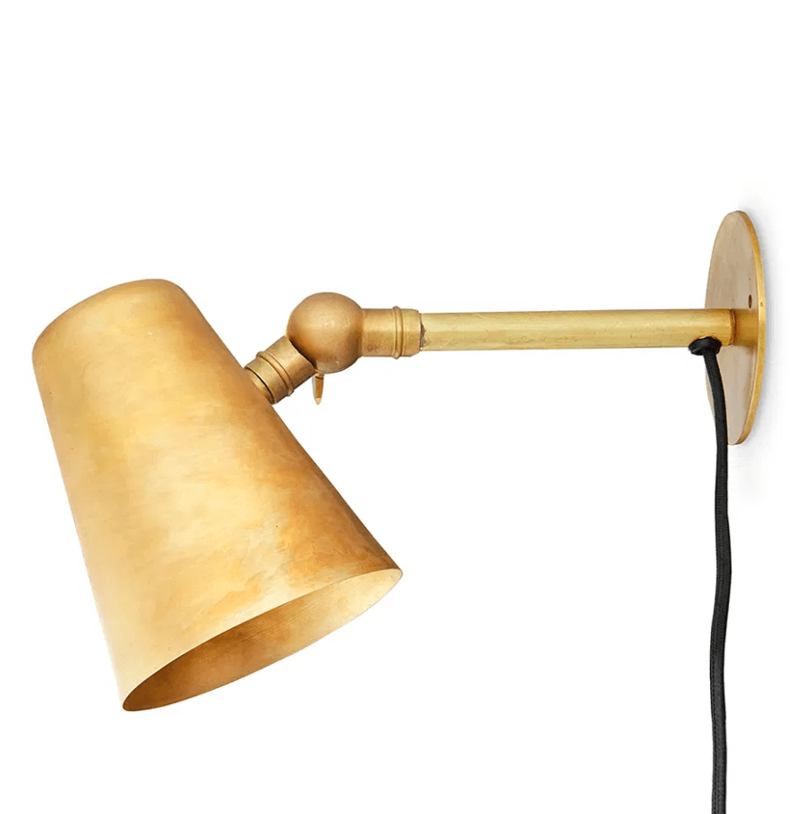 Zoom bilde av Vala Rå messing leselampe Fra H. Skjalm P - Den passer perfekt i ulike rom, for eksempel langs kj&oslash;kkenveggen, som nattlampe p&aring; soverommet, i gangen eller i stuen.