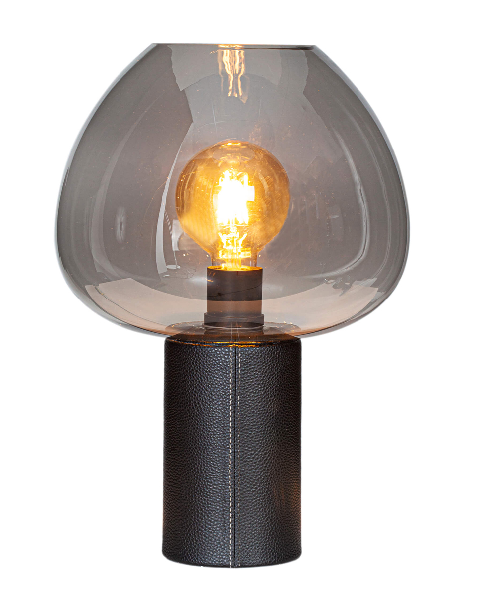 Cozy 42cm Svart bordlampe Fra By Rydéns - Koselig bordlampe har lampefot dekket i sort kunstskinn med tydelig s&oslash;m p&aring; den ene siden av estetiske &aring;rsaker.