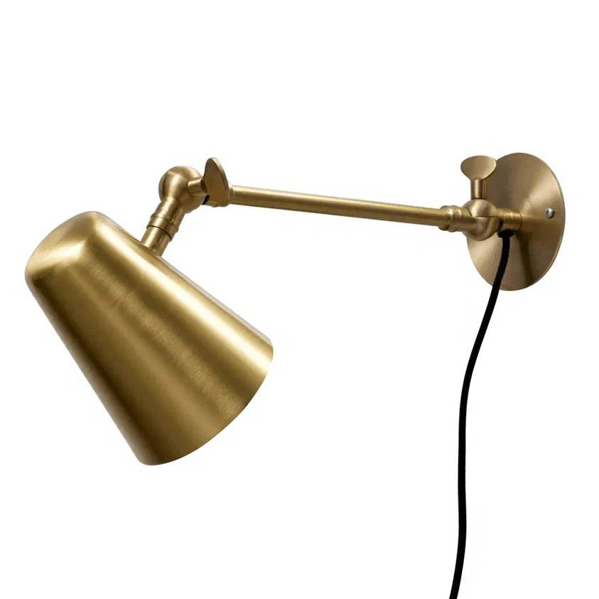 Vala Long 42cm Matt messing vegglampe Fra H. Skjalm P - Den passer perfekt i entr&eacute;en, langs kj&oslash;kkenbenken eller som nattbordslampe.