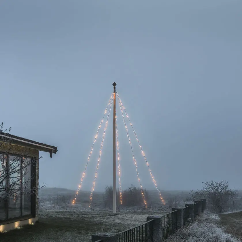 Flaggstangsbelysning amber 5m Svart Fra Konstsmide - Flaggsnor med 5 l&oslash;kker og 100 frostet ravgul LED-lys som skaper en elegant, vinterlig gl&oslash;d.