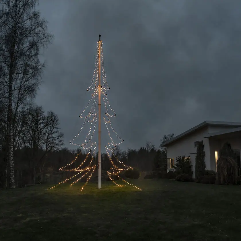 Flaggstangsbelysning amber 13m Svart Fra Konstsmide - Perfekt for deg som ønsker stilig og effektiv julebelysning rundt flaggstangen.