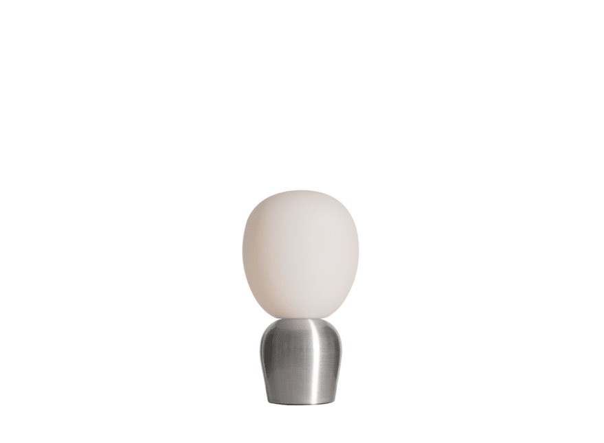 Buddy 34cm Polert aluminium bordlampe Fra Belid - Med sin jevne gl&oslash;d og sofistikerte design blir Buddy en naturlig del av hjemmet, en f&oslash;lgesvenn som sprer lys og karakter i generasjoner fremover.