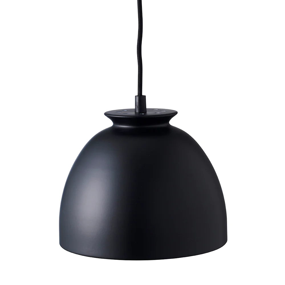 Bloom Ø23 Svart Taklampe Fra Superliving - Lampen har en matt sort lakk og svart tekstilledning for et elegant utseende.