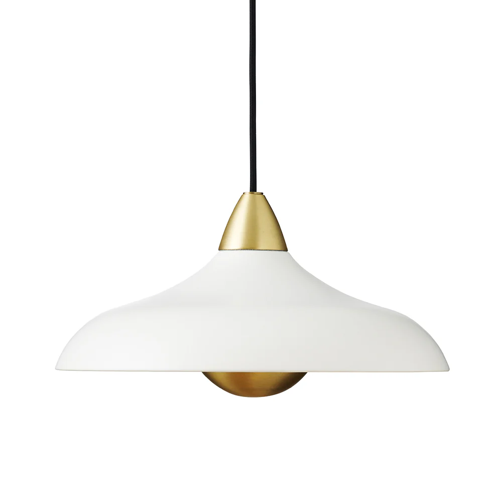 Urban Wide Ø36 Hvit Taklampe Fra Superliving - Forbedre hjemmet ditt med den moderne Urban Wide pendellampen, en stilig kombinasjon av matt hvit finish og elegante messingdetaljer.
