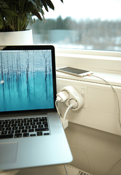 2-Veis Grenuttak Fra Airam - Hvit jordet grenkontakt for innend&oslash;rs bruk for ledninger med Euro eller beskyttelsesplugg.