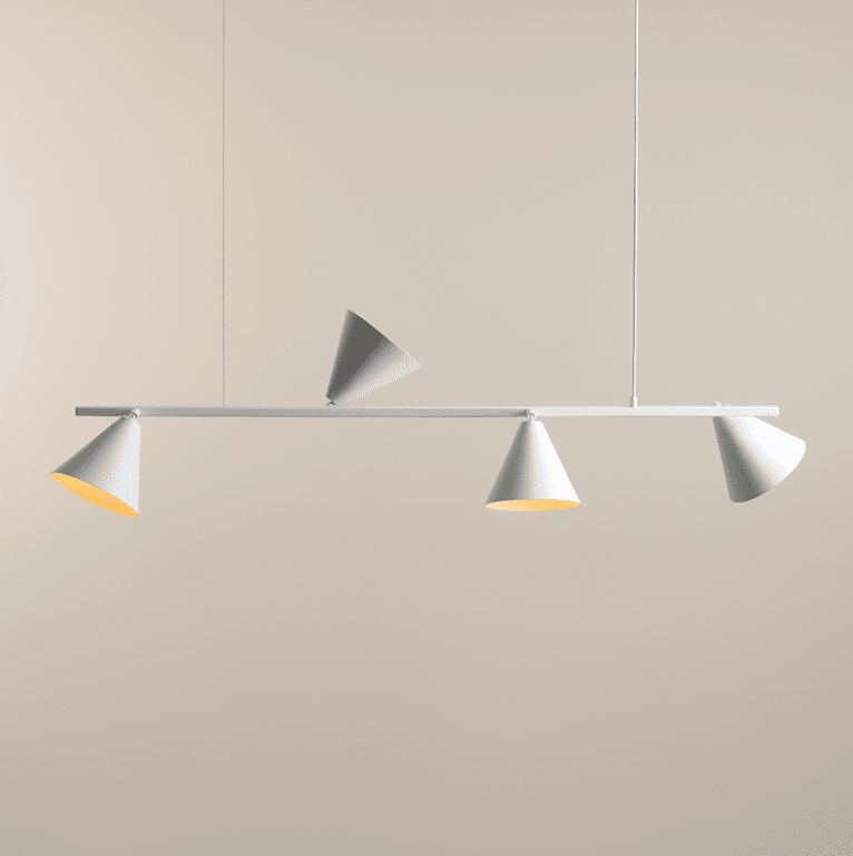 Form 120cm Hvit Taklampe Fra Artera - Lampens enkle og geometriske design gjør den til en allsidig belysningsløsning som passer inn i de fleste interiørstiler, samtidig som den tilfører et snev av moderne eleganse til rommet.