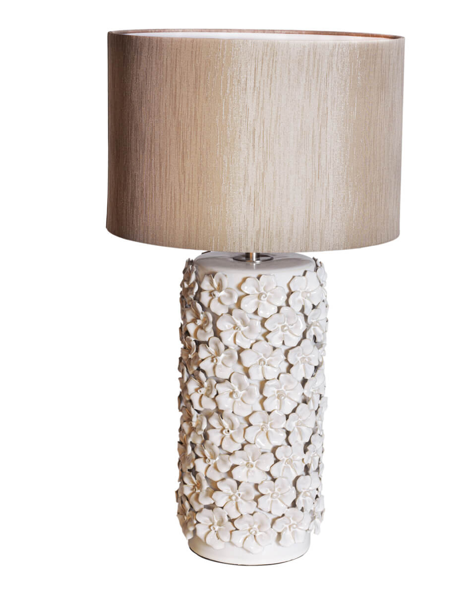 Fiore 55cm Beige bordlampe Fra By Rydéns - Den keramiske lampefoten er dekorert med vakre roser som gir et romantisk og sjarmerende preg til ditt interi&oslash;r.