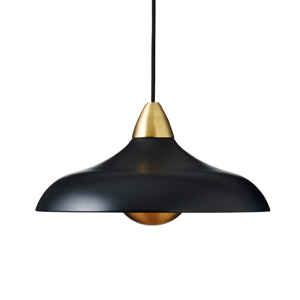 Urban Wide Ø36 Svart Taklampe Fra Superliving - Forbedre hjemmet ditt med den moderne Urban Wide pendellampen, en stilig kombinasjon av matt svart finish og elegante messingdetaljer.