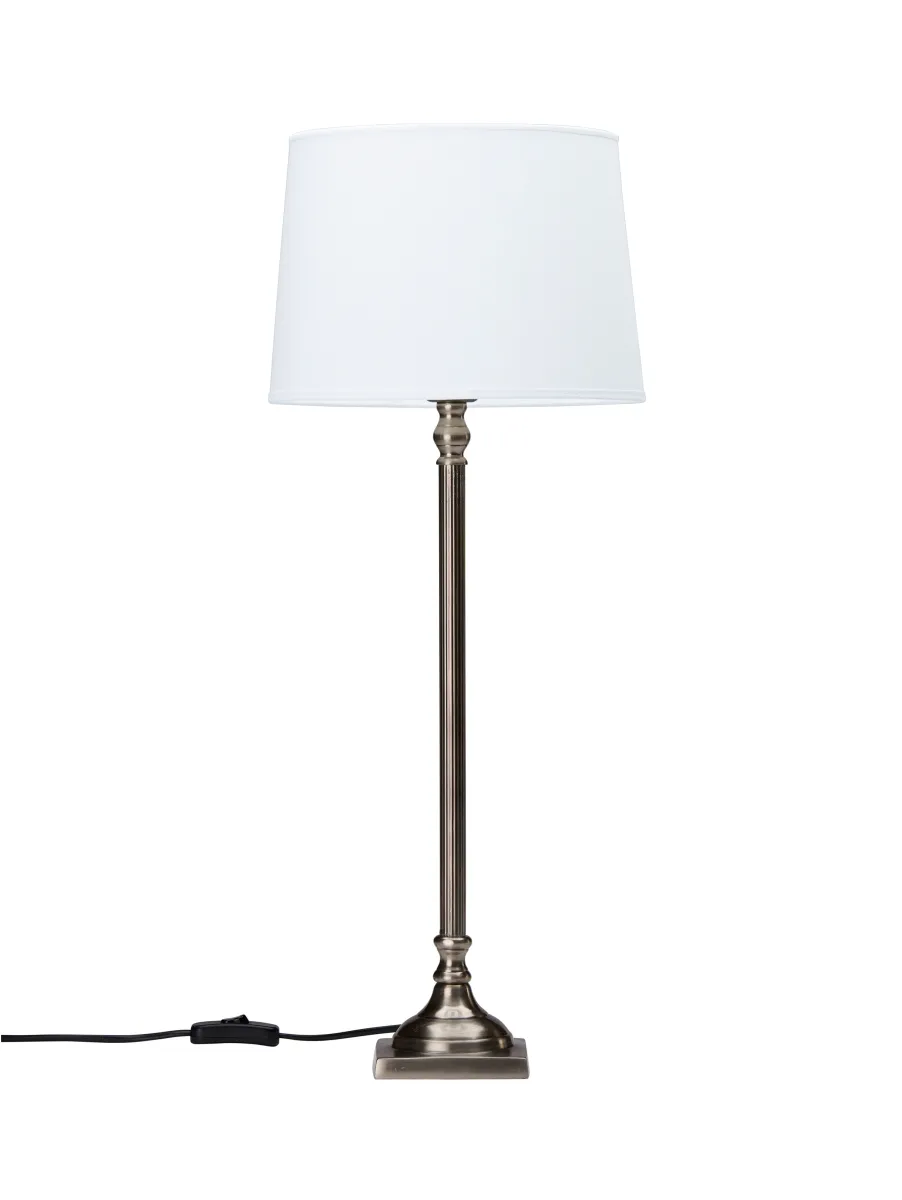 Margot 63cm Antikk sølv bordlampe Fra PR Home - Lampefoten er 41 cm h&oslash;y og 10,5 cm dyp, har en 1,6 m sort plastledning med str&oslash;mbryter.