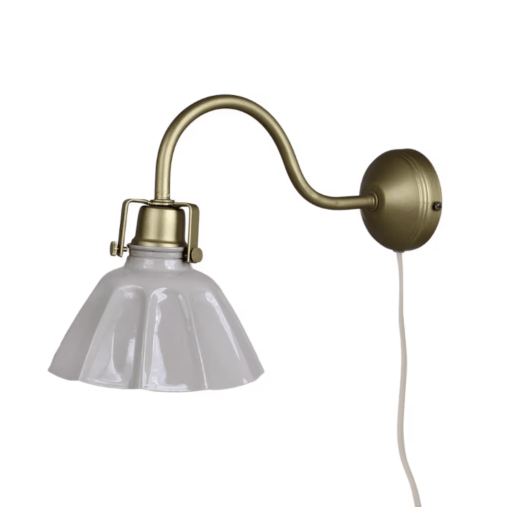 Margareta Ø18 Messing vegglampe Fra Strömshaga - Liten vegglampe med skjerm i beige plast og sokkel i messing.