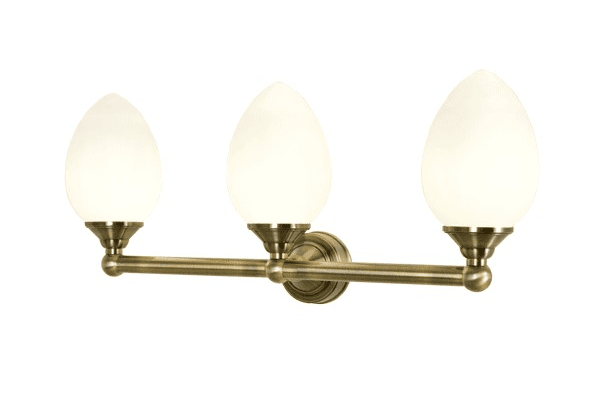 Luigi 55cm Antikk baderomslampe Fra Aneta Lighting - Luigi er en elegant vegglampe i antikk messing med tre vakre opalhvite nyanser, som gir et mykt og innbydende varmhvitt lys.