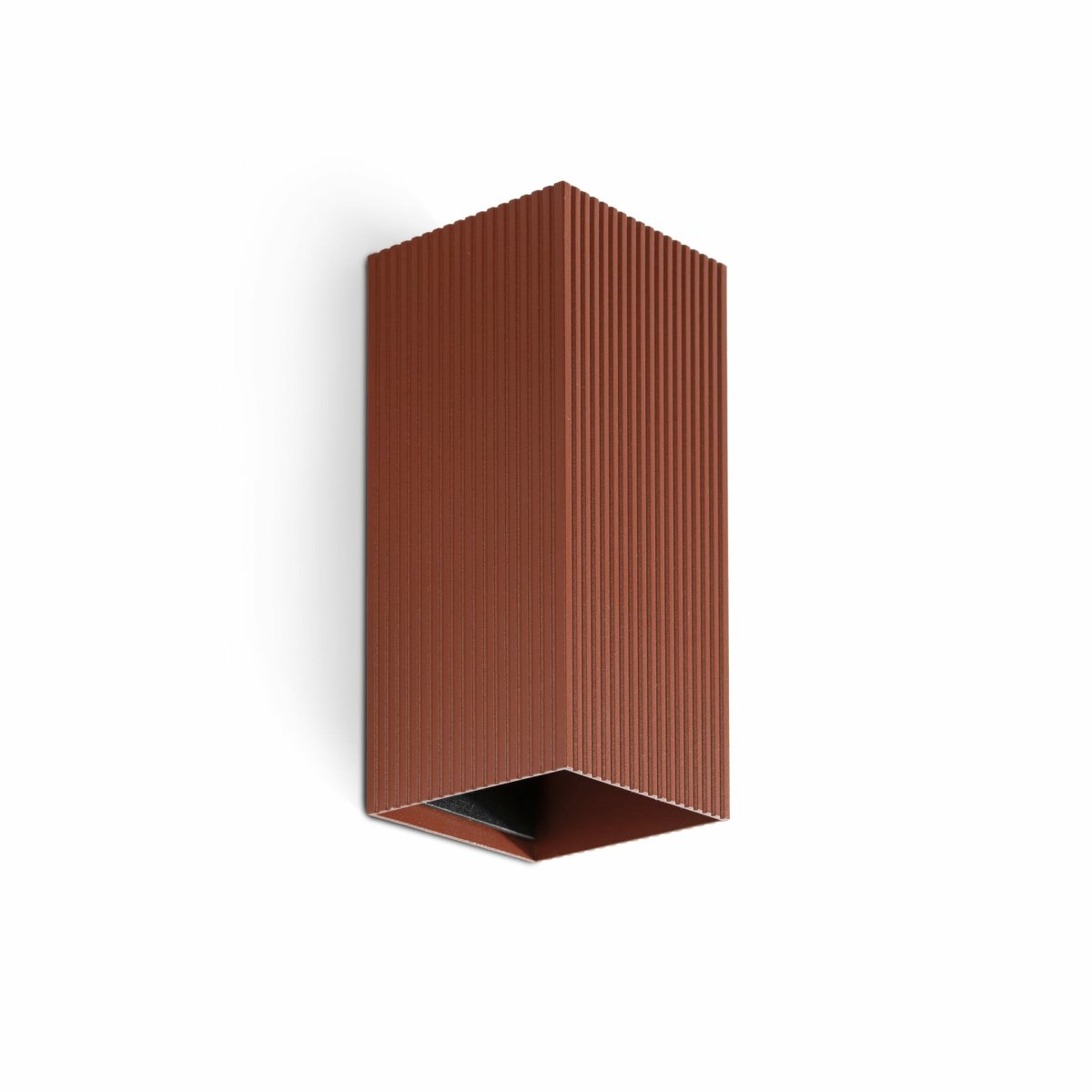 Lune 15cm Terrakotta riflet vegglampe Fra Faro Barcelona - Lune er en firkantet vegglampe med riflet terrakottafinish, perfekt for ganger og passasjer.