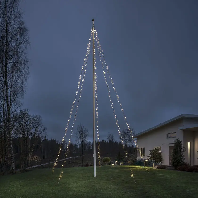 Flaggstangsbelysning Warm White10m Svart Fra Konstsmide - Flaggstangløkke med 5 løkker og 100 LED-lys i en varmhvit glød &ndash; perfekt for å lage et stemningsfullt juletre i hagen.