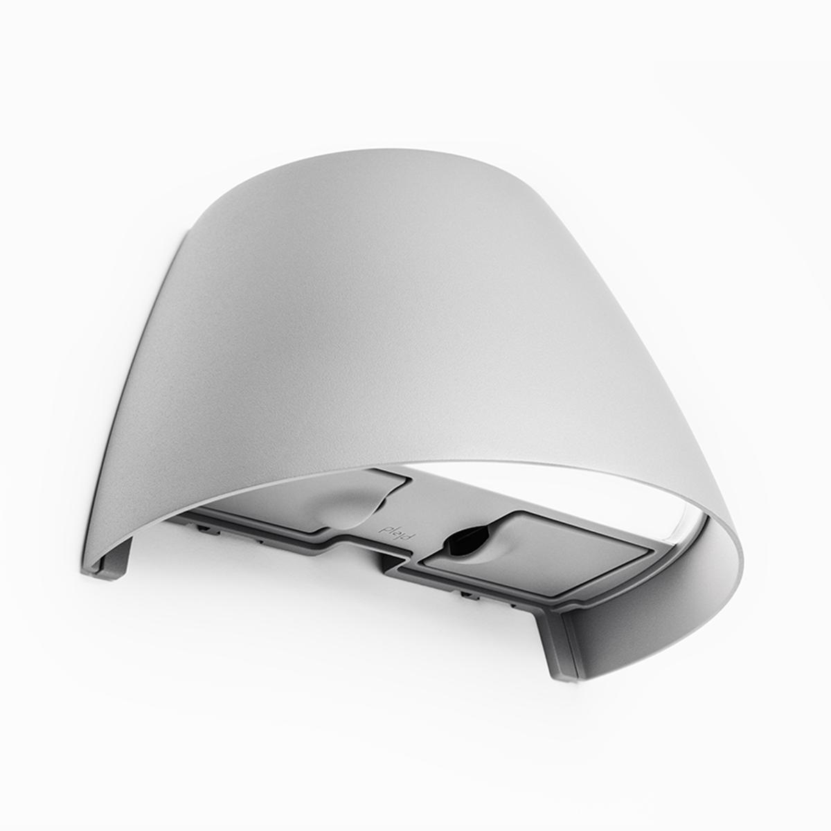 Vegglampe OUT-02-U med stikkontakt Grå Fra Plejd - OUT-02-U er en smart vegglampe for utend&oslash;rs bruk med justerbar hvit belysning og innebygd LED, laget for &aring; lyse opp fasader, for eksempel.