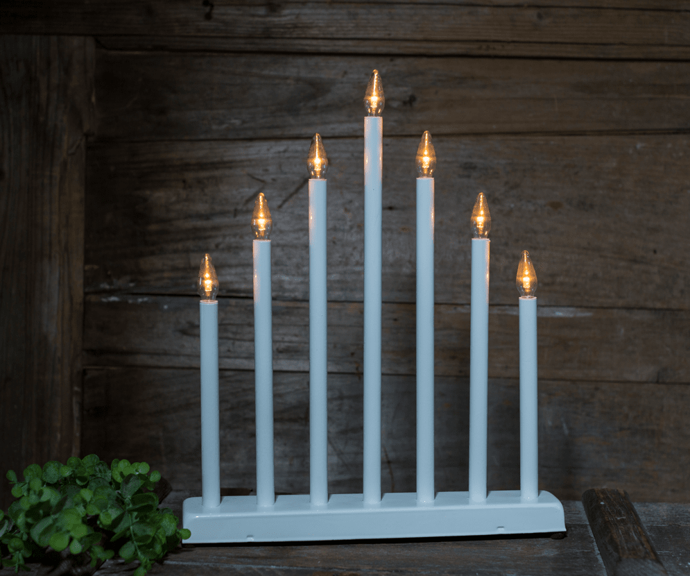Fire Hvit Fra Pixie Design - Den har en innebygd timerfunksjon som holder lysestaken tent i 6 timer og sl&aring;r seg av automatisk etter 18 timer.